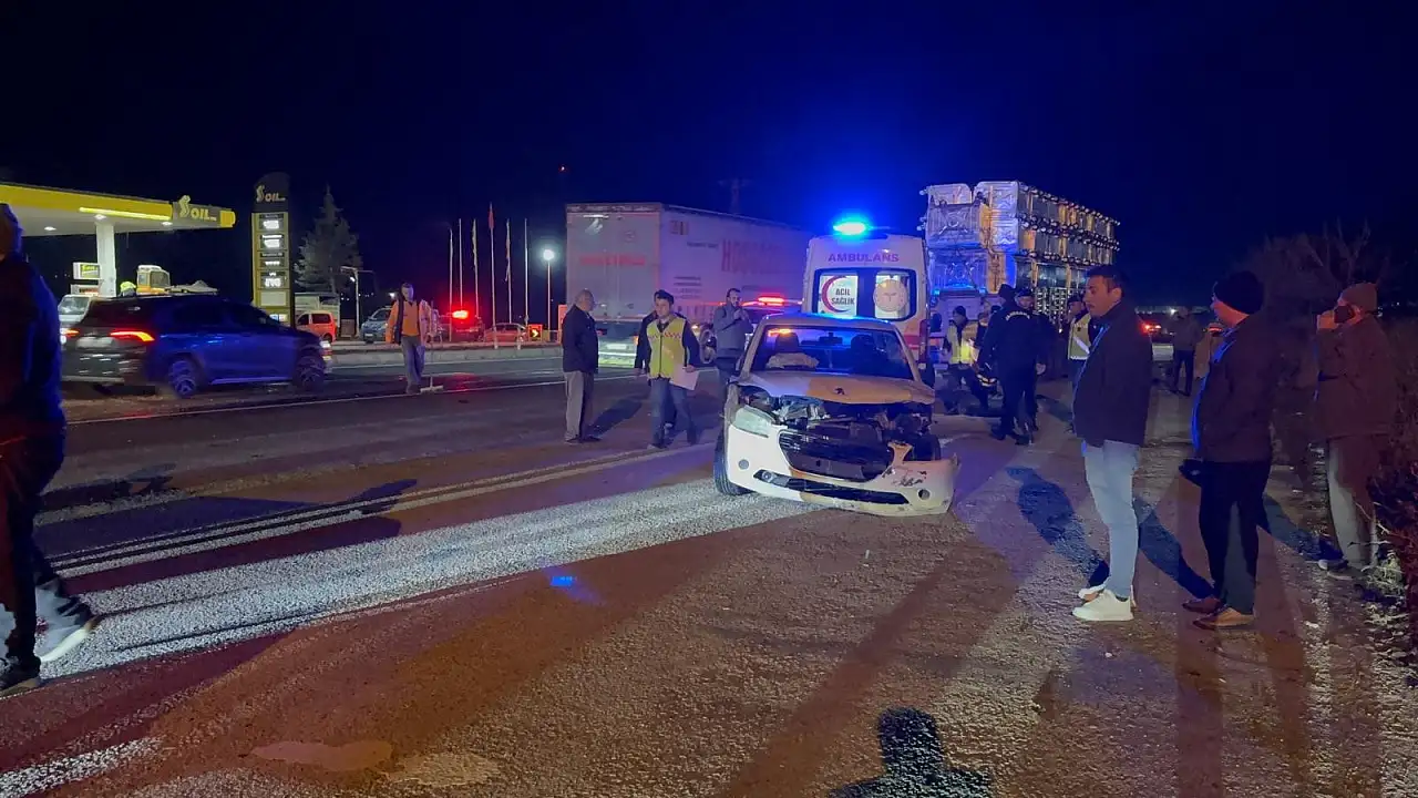 Kayseri'de kaza üstüne kaza: Üniversite öğrencilerini taşıyan otobüs tırla çarpıştı - Yaralılar var!