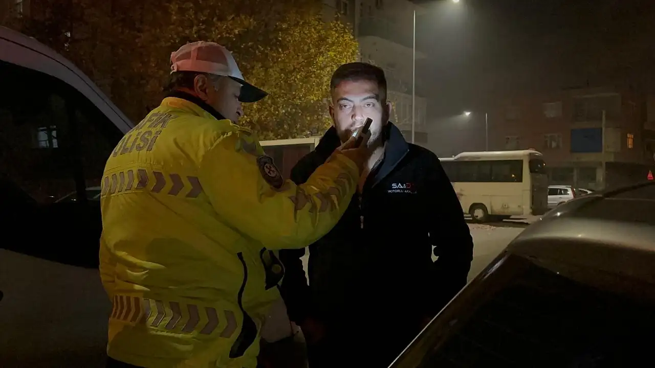 Polis ekiplerine çarpıp kaçan alkollü sürücü yakalandı: ''Cinayet mi işledilk?''