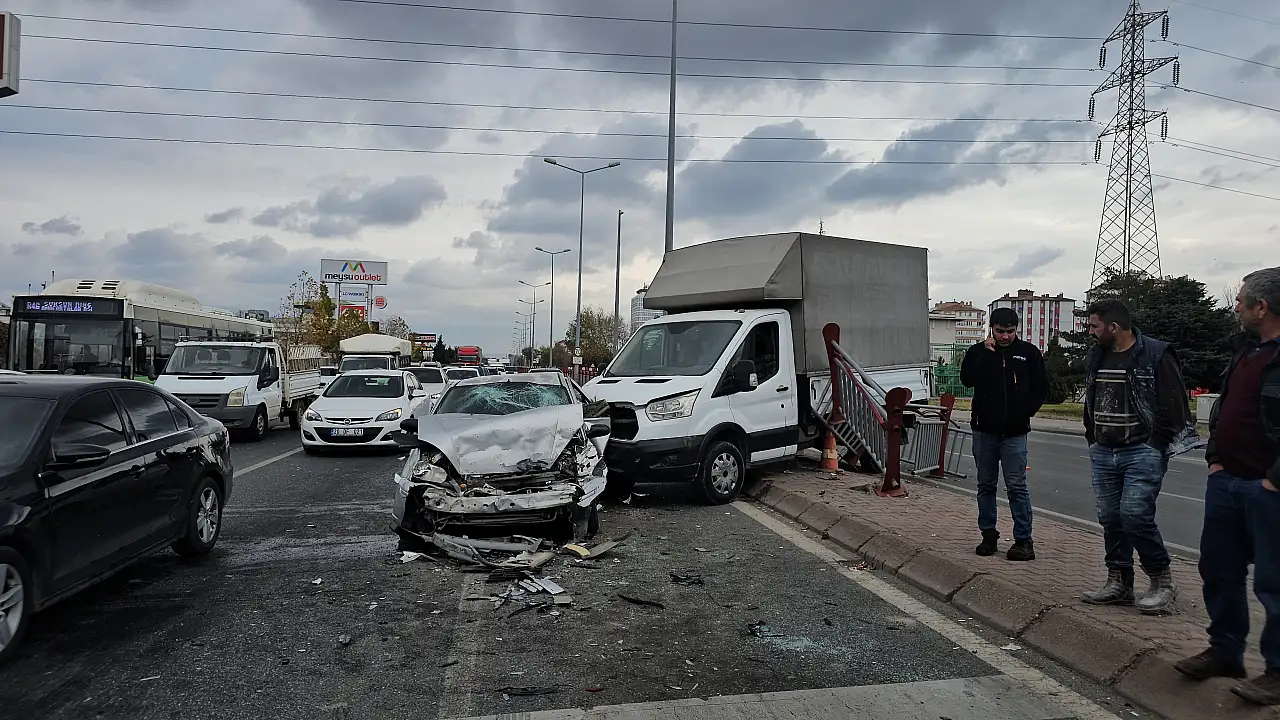Kayseri'de trafik kazası - Ortalık savaş alanına döndü: 1'i ağır 3 yaralı!