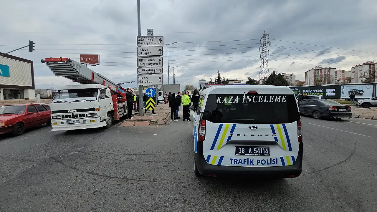 Kayseri'de trafik kazası - Ortalık savaş alanına döndü: 1'i ağır 3 yaralı!