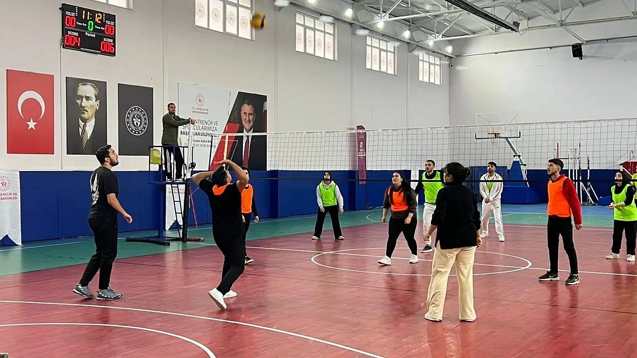 Kayseri Üniversitesi Tomarza MYO'da fileler gerildi, rekabet başladı