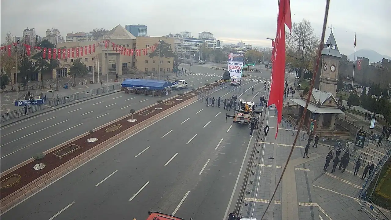 Kayseri Cumhuriyet Meydanı ve bazı yollar trafiğe kapatıldı: Otobüsler farklı güzergahlardan hareket ediyor!