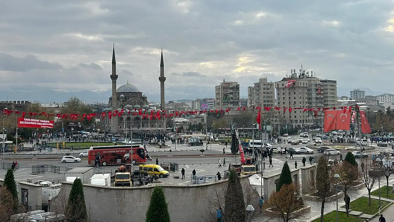 Kayseri Cumhuriyet Meydanı yeniden trafiğe açıldı: Seferler normale döndü!