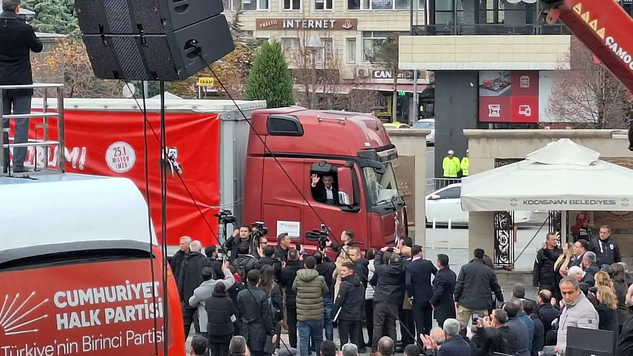 Alan taştı, kalabalık kontrol noktasına dayandı: İmamoğlu'nun ''adalet'' mektubu Kayseri'de okundu