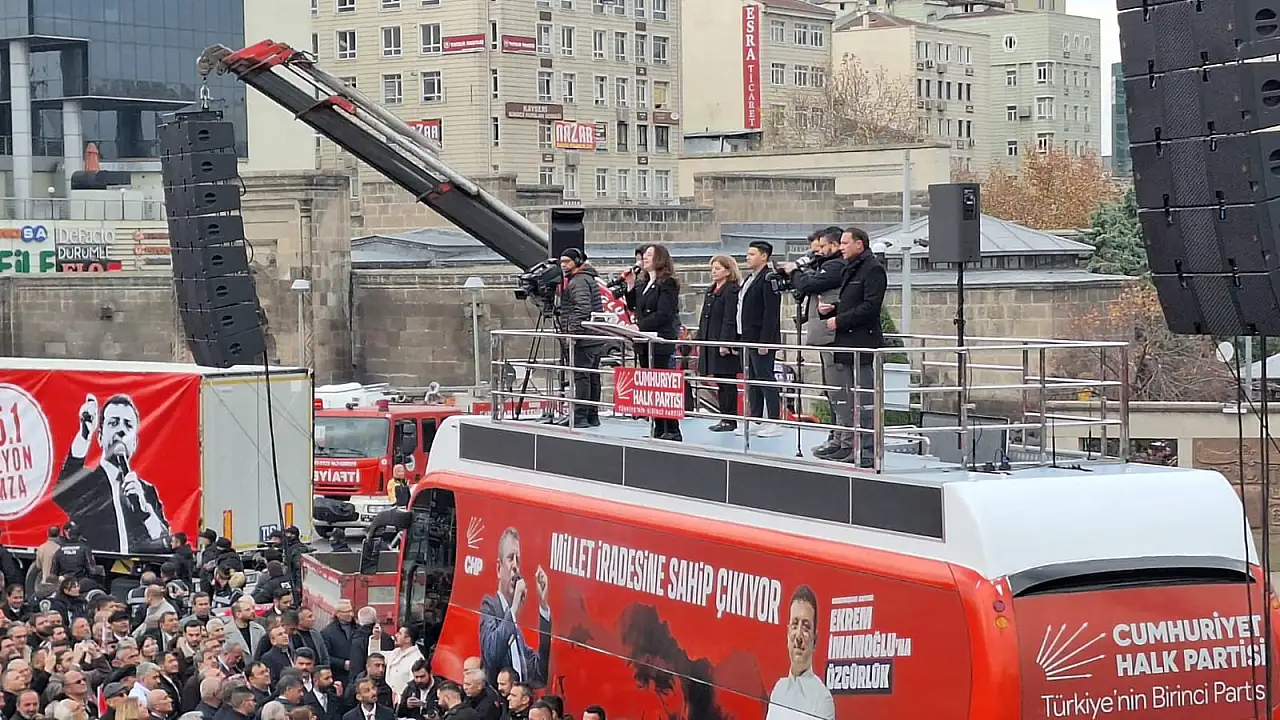 Alan taştı, kalabalık kontrol noktasına dayandı: İmamoğlu'nun ''adalet'' mektubu Kayseri'de okundu