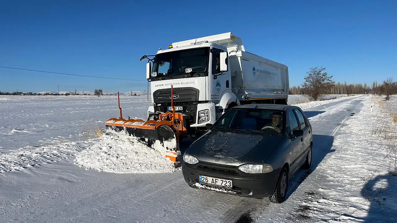Karla mücadele sürüyor: 266 mahalle yolu ulaşıma açıldı!