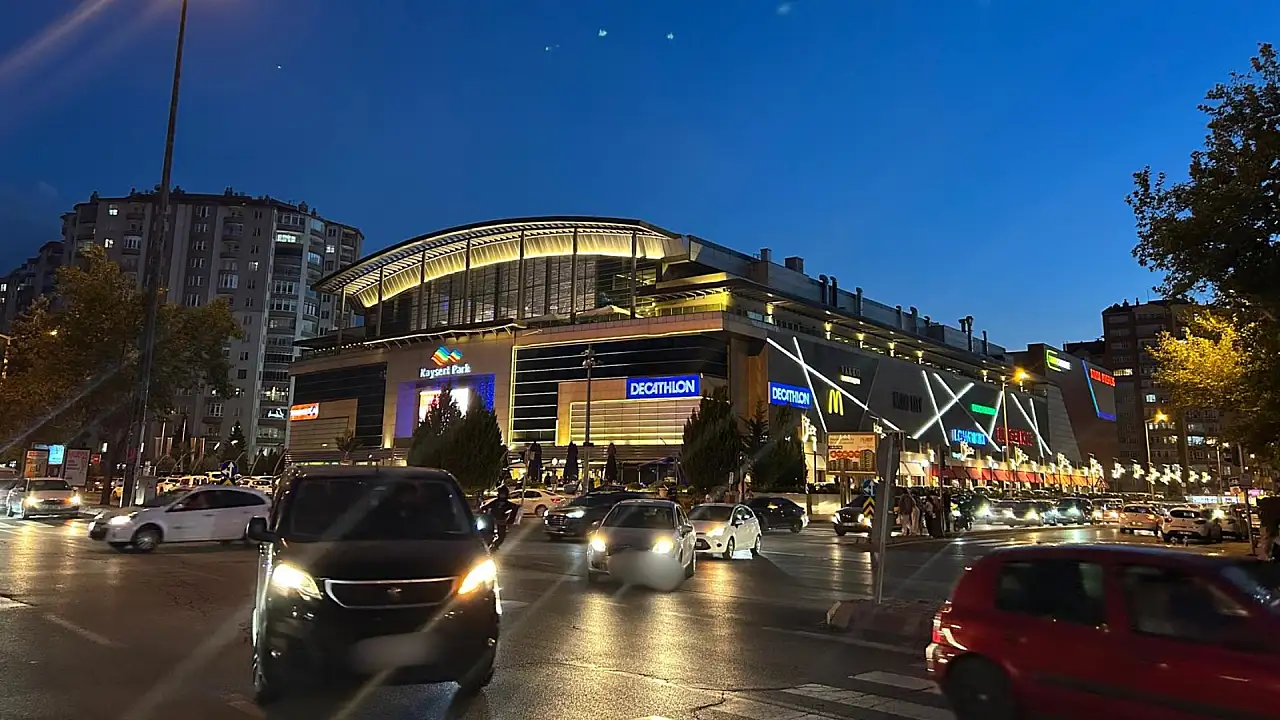 Kayseri'de alışveriş merkezlerine 23 yaş altındaki bireyler giremeyecek mi? Gerçek ortaya çıktı!