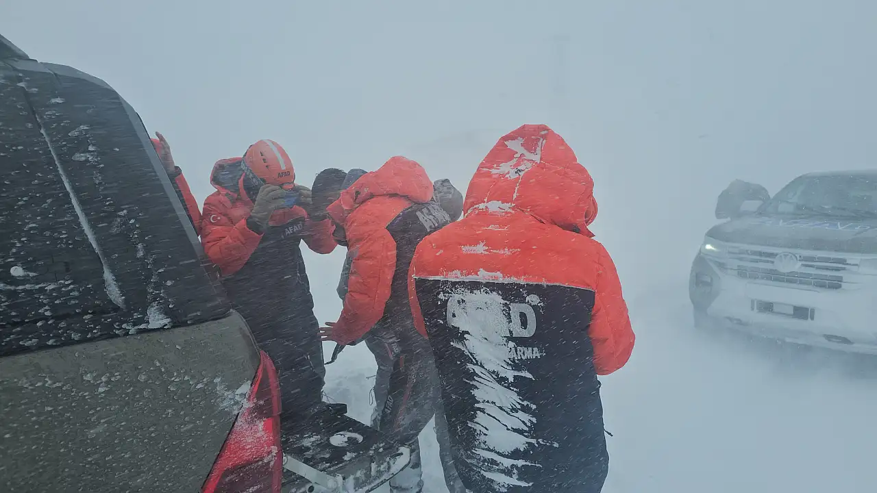 Tipide mahsur kalan vatandaşları AFAD ekipleri kurtardı