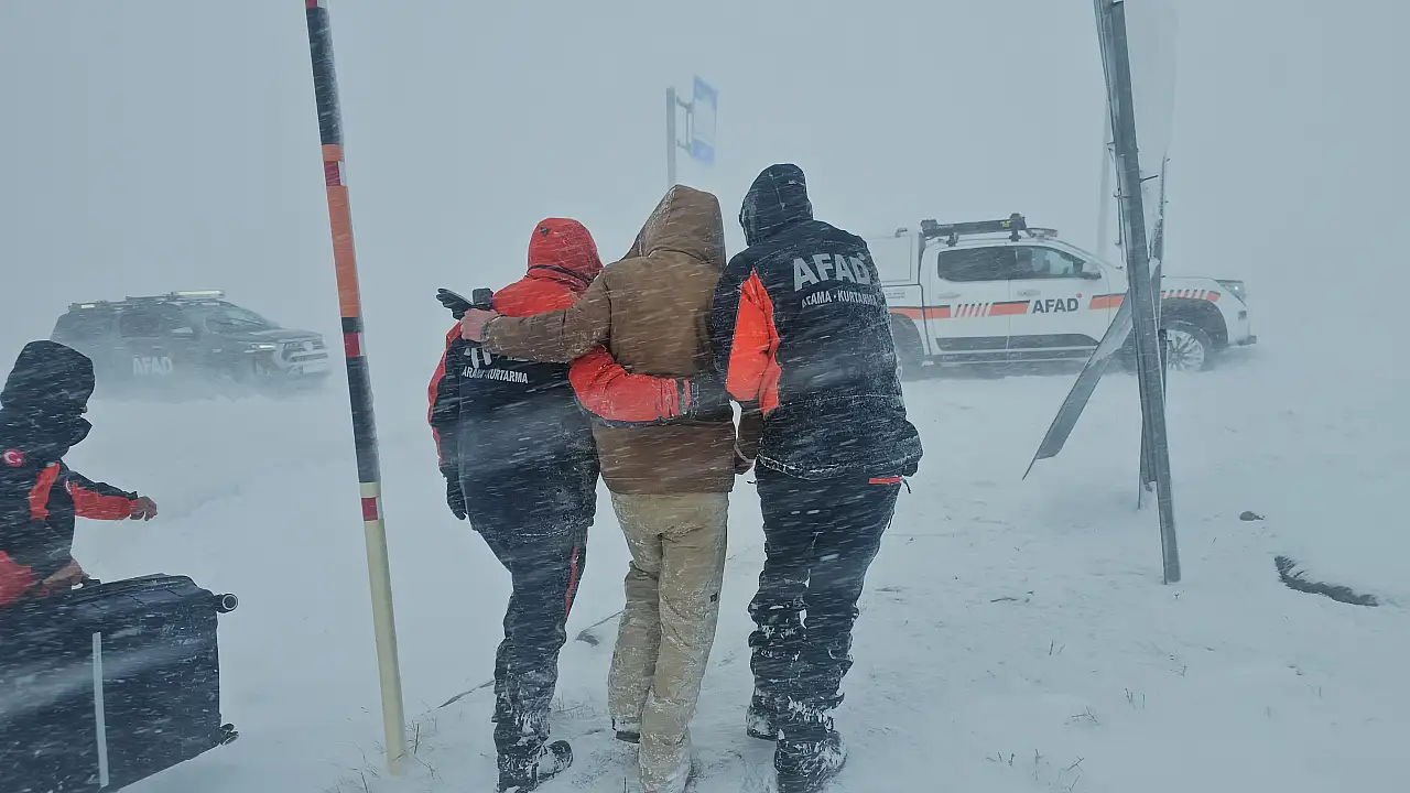 Tipide mahsur kalan vatandaşları AFAD ekipleri kurtardı