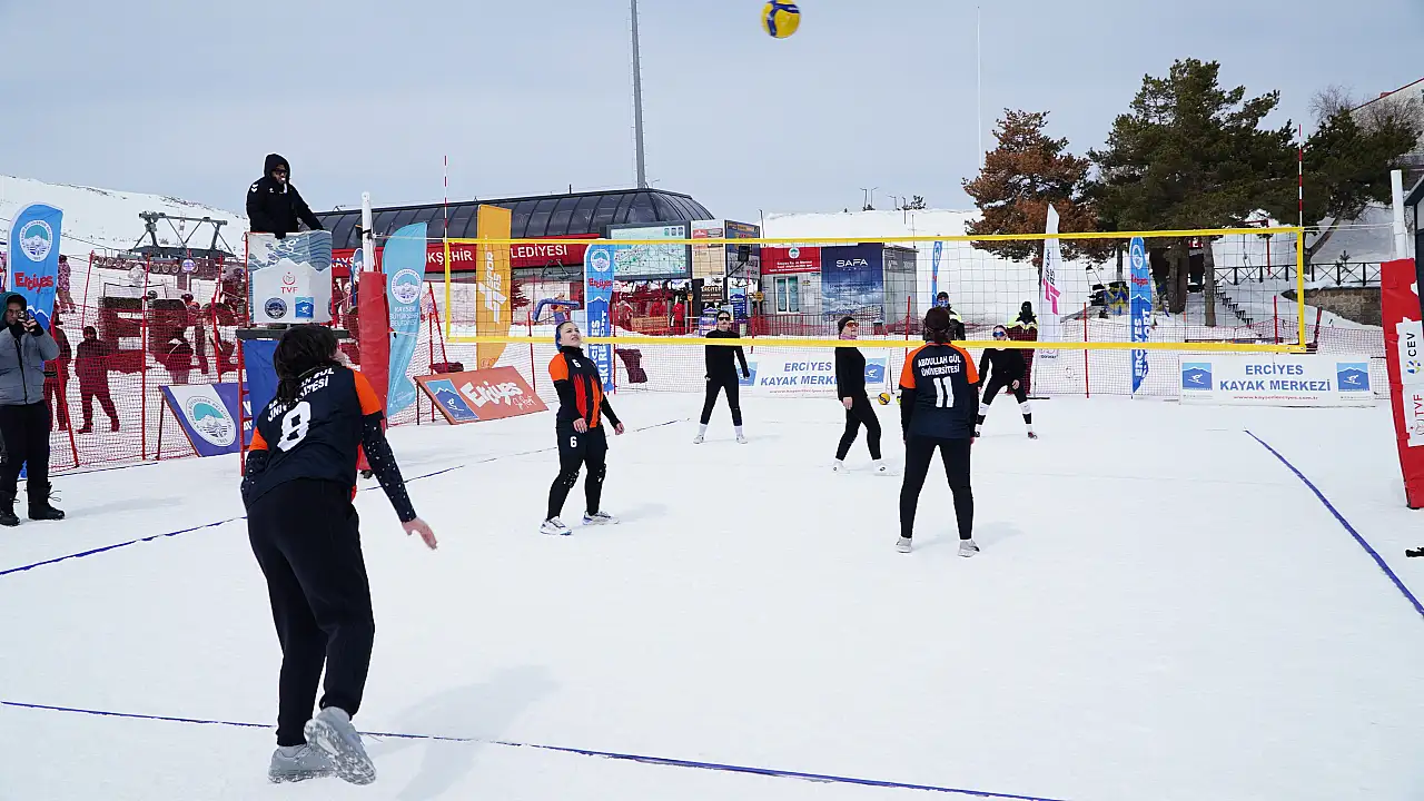 Kayseri'de kar üzerinde voleybol keyfi: Erciyes yine dikkat çekti