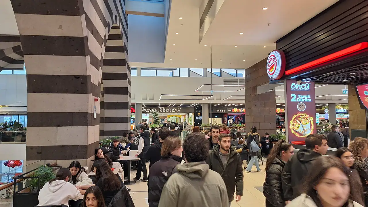 Kayserililer her akşam AVM'lere akın etti! boş yer kalmadı