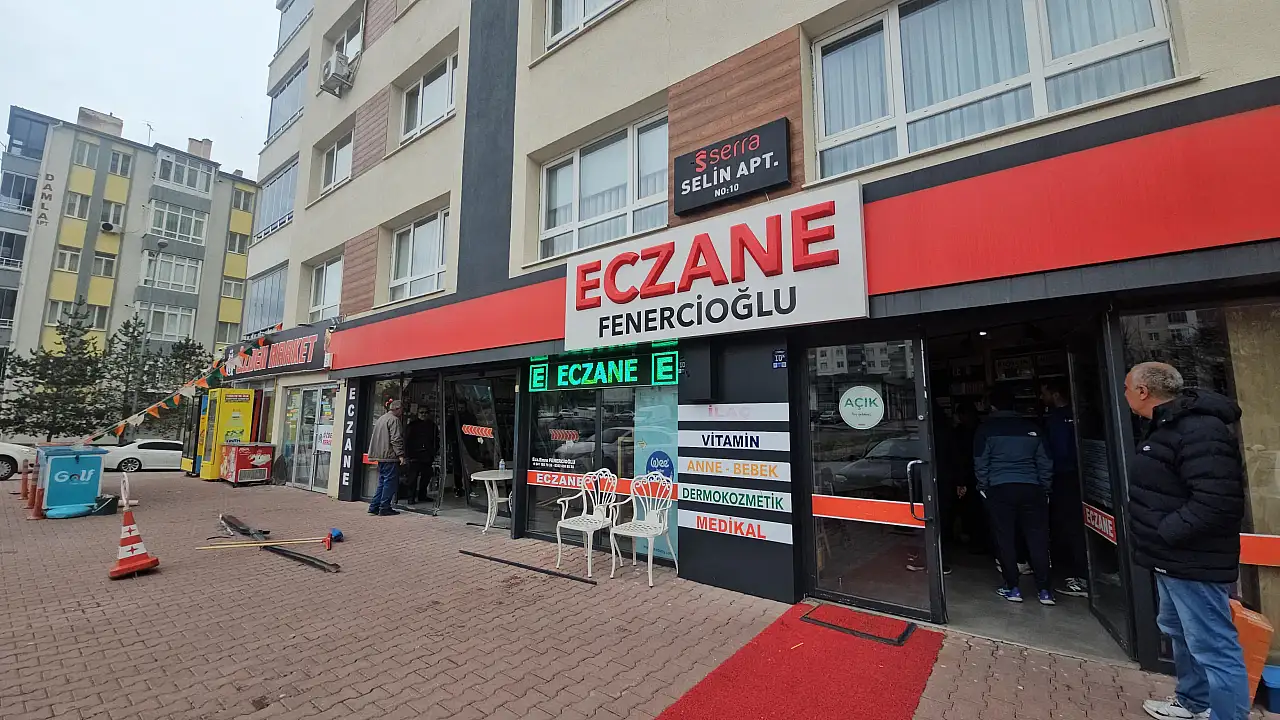 Araç kontrolden çıkıp eczaneye daldı: 1 yaralı