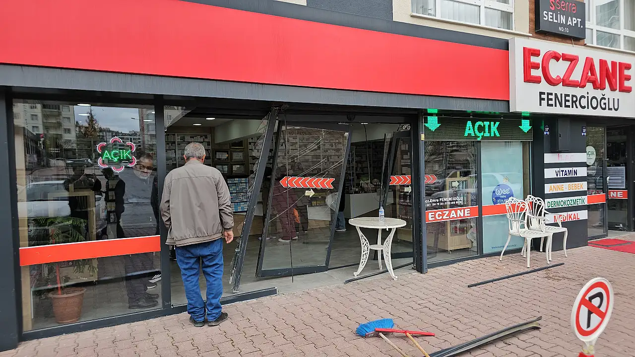 Araç kontrolden çıkıp eczaneye daldı: 1 yaralı