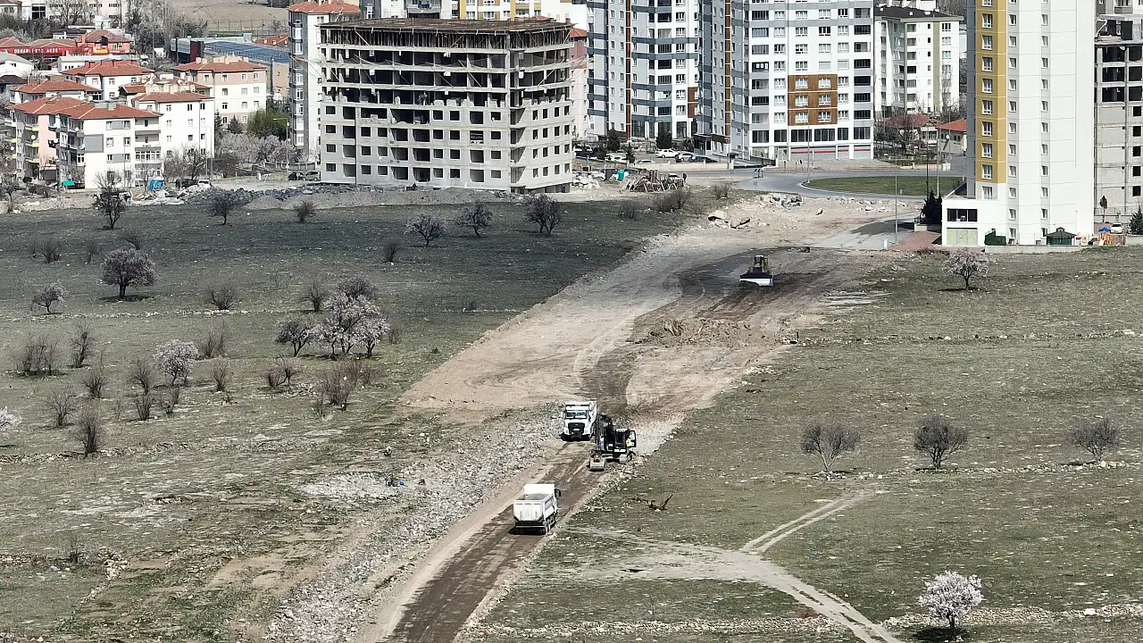 Kayseri'de sürücüleri rahatlatacak yeni yol için ilk kazma vuruldu!