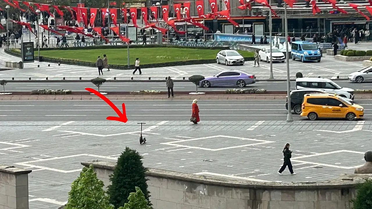 Cumhuriyet Meydanı'nda tek başına bıraktılar: Gelenin geçenin dikkatini çekti!