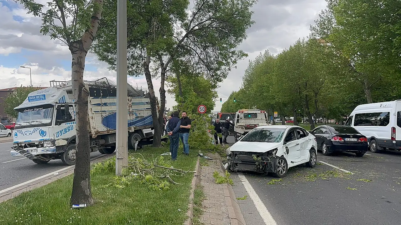 Kayseri'de kamyon ile otomobil çarpıştı: 1 yaralı
