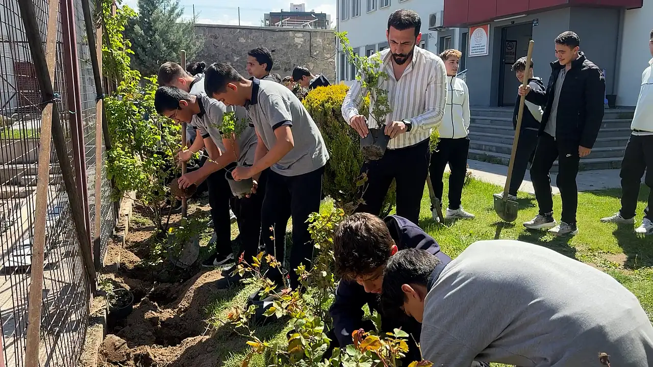 Kayseri Büyükşehir'den çevre odaklı proje: Okul bahçesi gül ve lavanta bahçesine dönüştü!