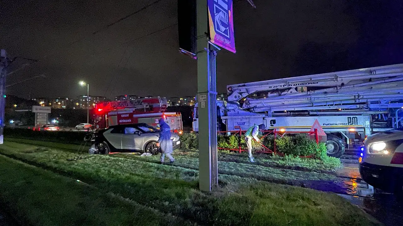 Kayseri'de kamyonla çarpışan otomobil tramvay yoluna girdi