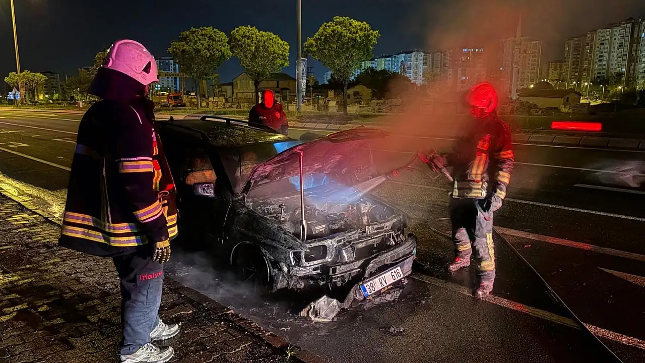 Kayseri'de seyir halindeki araç alev aldı: İşte o anlar!