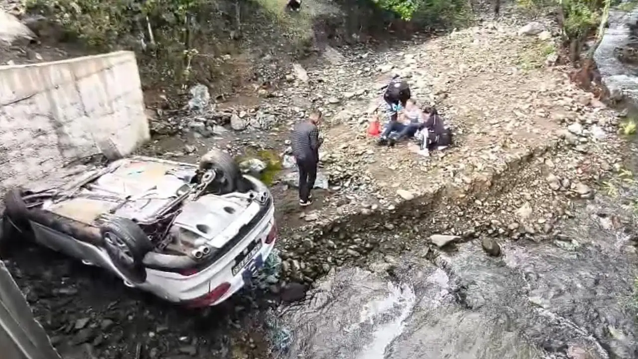 Kayseri'de otomobil köprüden devrildi: 2 yaralı!