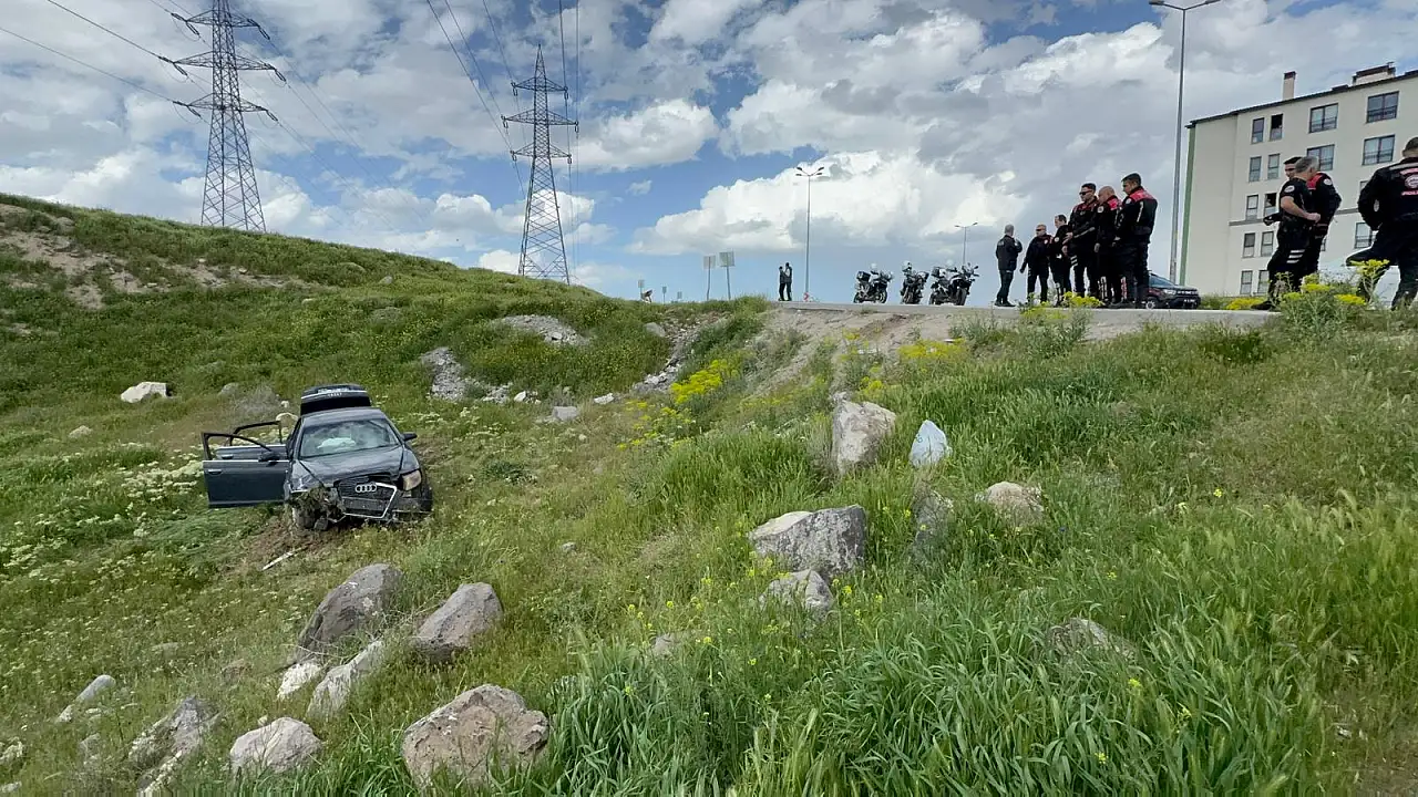 Polisten kaçan ehliyetsiz sürücü otomobiliyle şarampole yuvarlanınca yakalandı