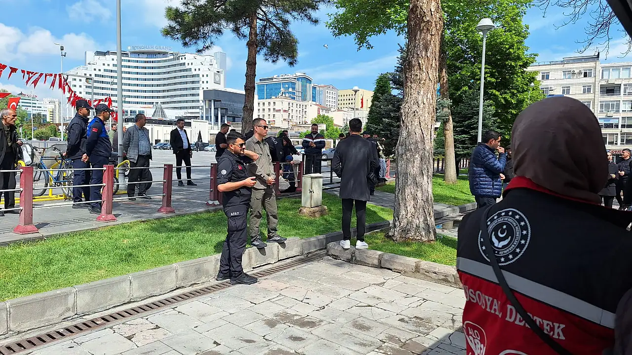 Kayseri'de Valilik bayramlaşmasında ortalık karıştı: Vatandaş isyan etti, başkanlar ilgilendi!