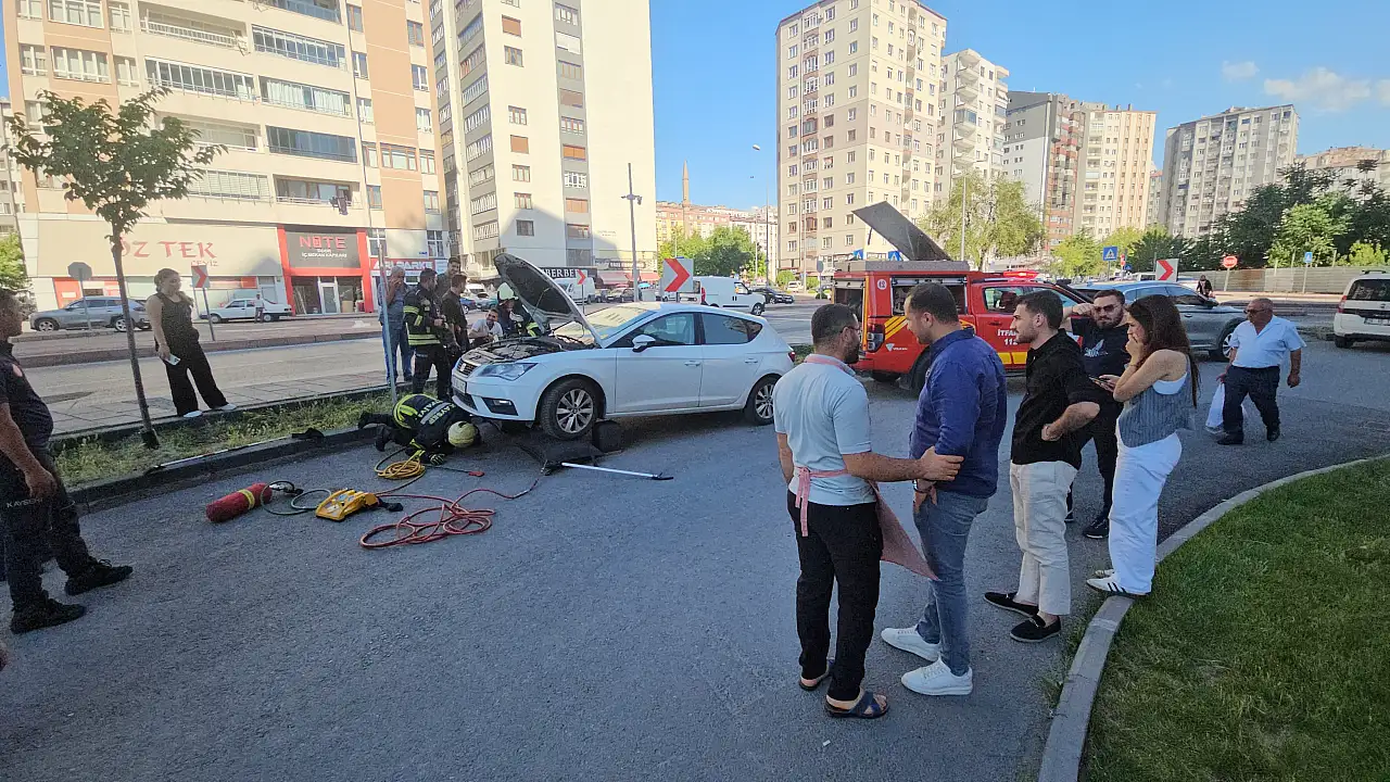 Aracında saklanan yılan evinin önünde ortaya çıktı