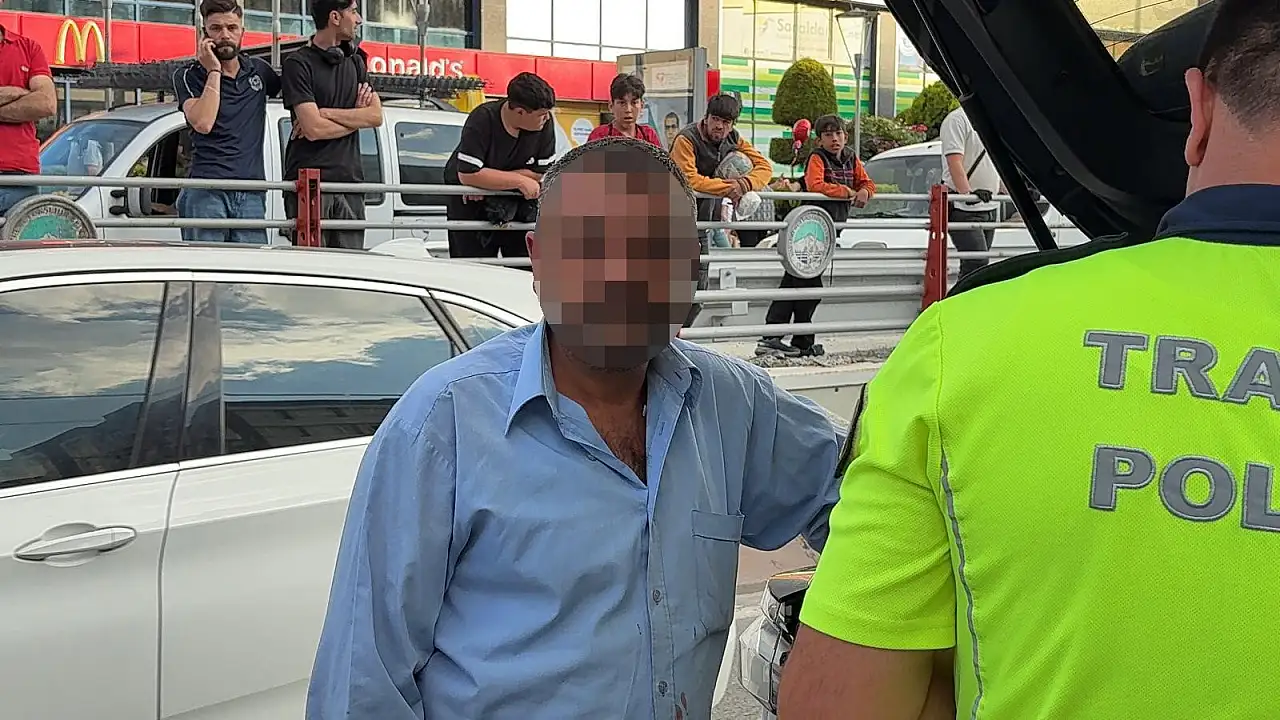 Kayseri'de otomobilin çarptığı refüjden kopan taşlar tramvaydan içeri savruldu!