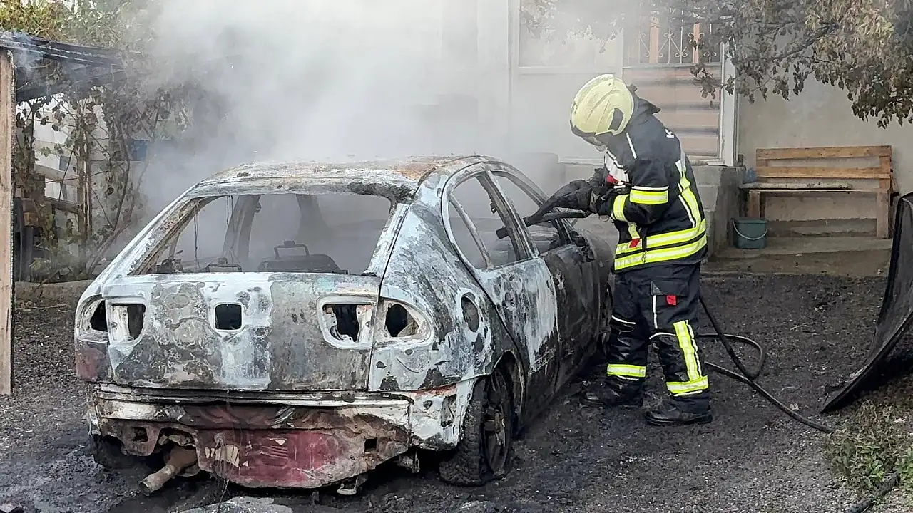 Kayseri'de müstakil evin otoparkında alev alan otomobil küle döndü!