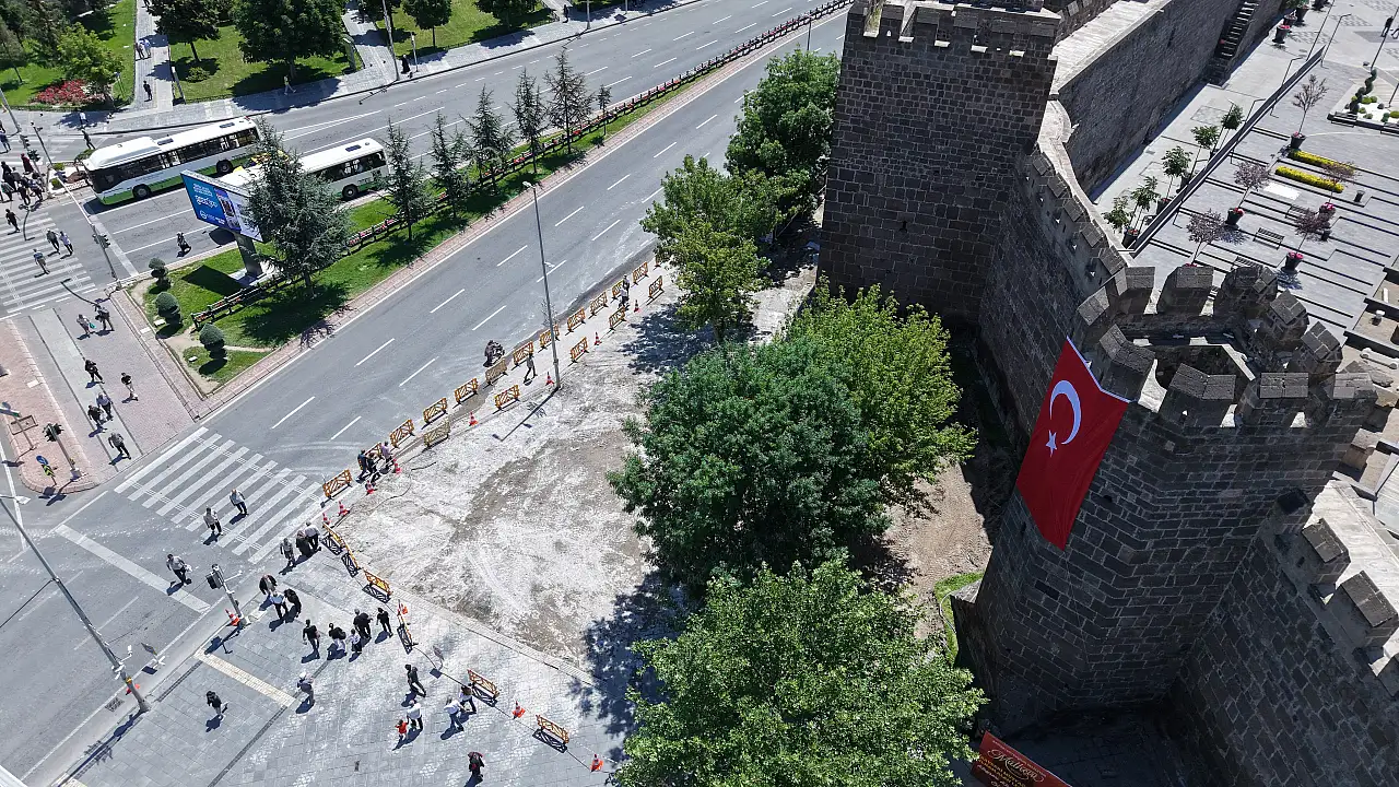 Kayseri'de medeniyetleri buluşturan Cumhuriyet Meydanı yenileniyor!