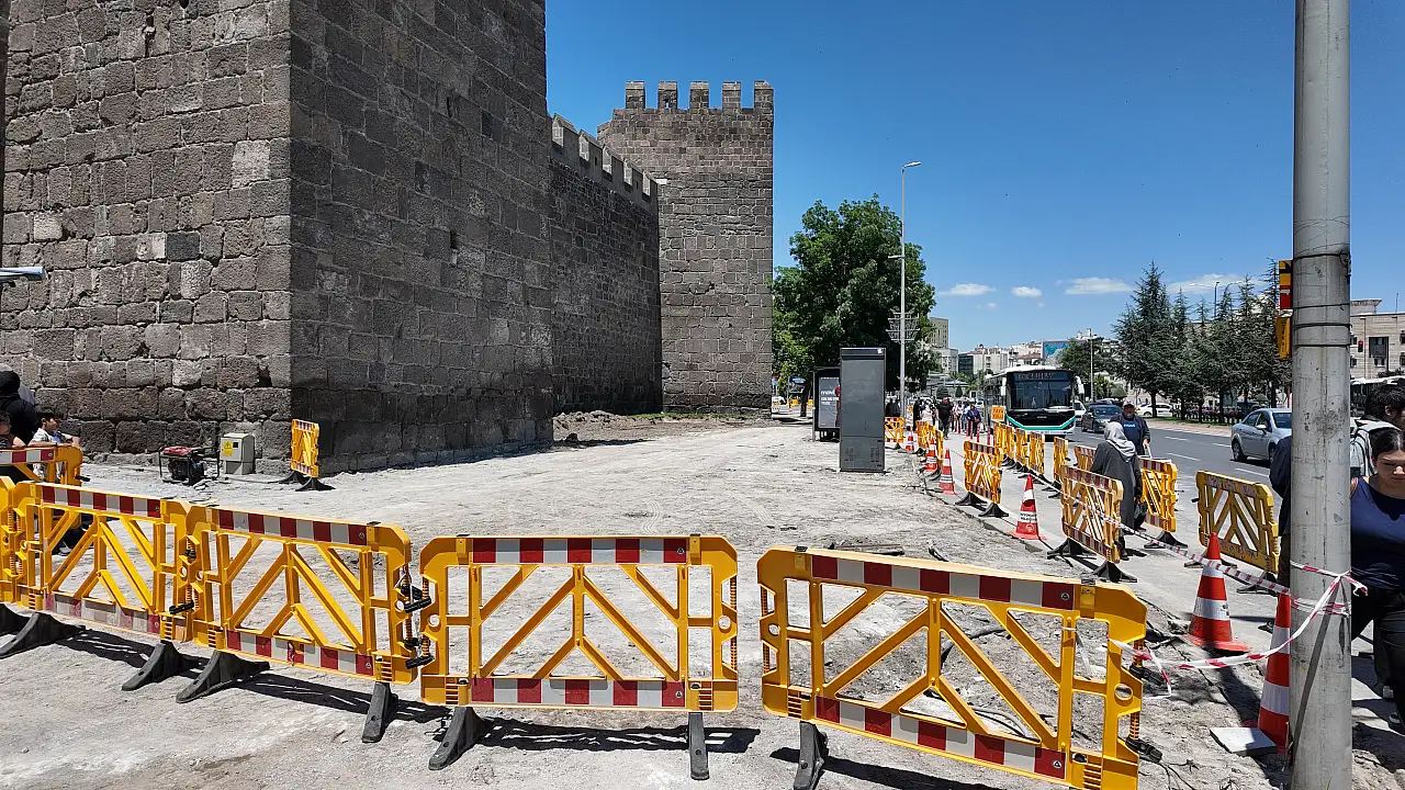 Kayseri'de medeniyetleri buluşturan Cumhuriyet Meydanı yenileniyor!
