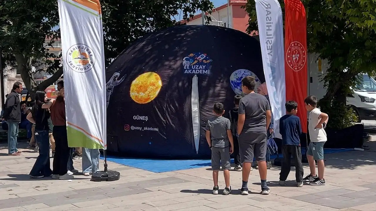 Cumhuriyet Meydanı'nda bilim ve teknoloji rüzgârı! Gençler uzay ve sanal gerçeklikle buluştu