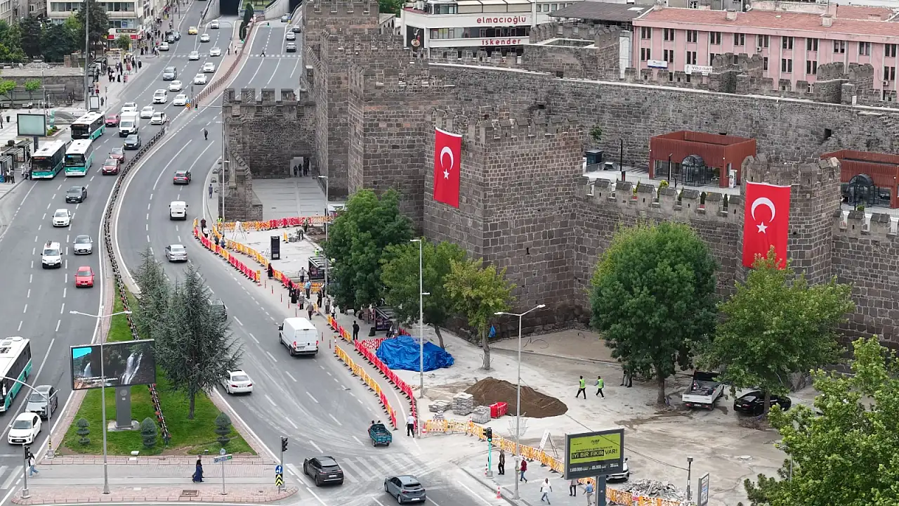 Başkan Büyükkılıç, Cumhuriyet Meydanı'ndaki büyük dönüşümü yerinde inceledi