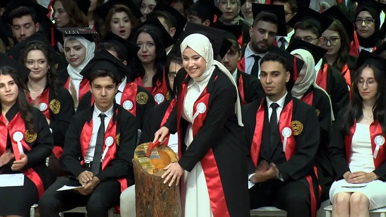 ERÜ'de gurur günü! Yüzlerce genç doktor mesleğe ilk adımını attı
