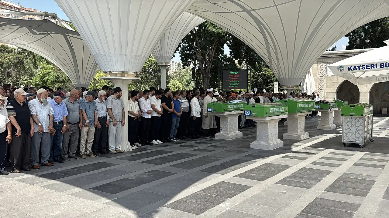 Feci kazada hayatlarını kaybettiler: Yan yana toprağa verildiler