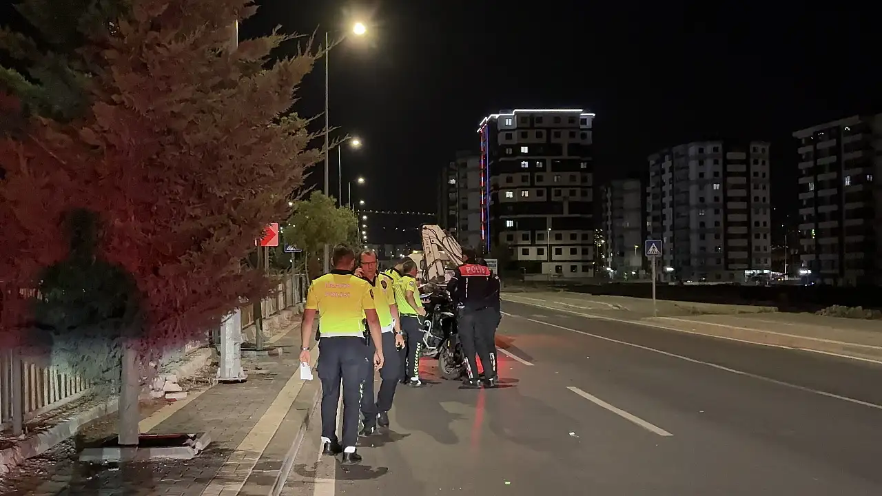 Kayseri'de kontrolü kaybolan motosikletli polis direğe çarptı!