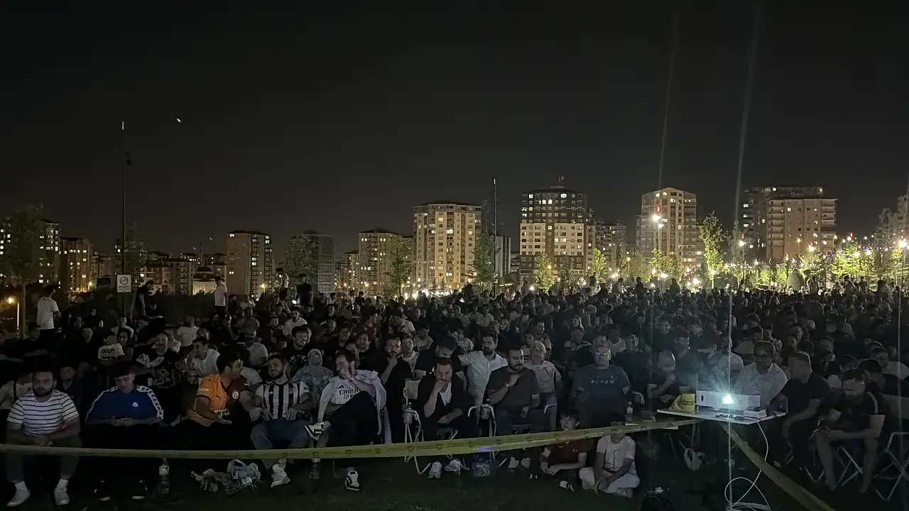 Kayserililer finali dev ekranda izledi!
