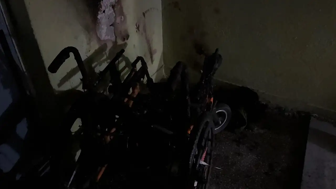 Kayseri'de evdeki eşyaları satan şahıs babasının akülü sandalyesini de yaktı!