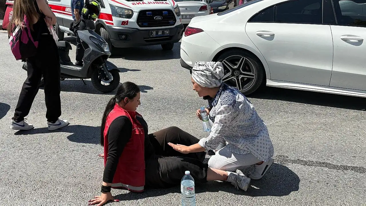 Kayseri Cumhuriyet Meydanı'nda trafik kazası: 1 Yaralı