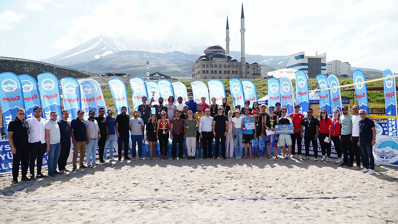 Kayseri'de deniz yok, kum var! Turnuva başladı