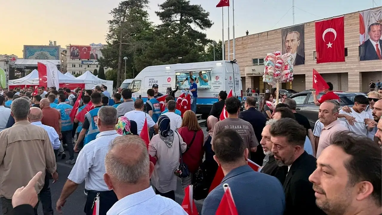 TDV'nin mobil ikram aracı Cumhuriyet Meydanı'nda hizmet verdi