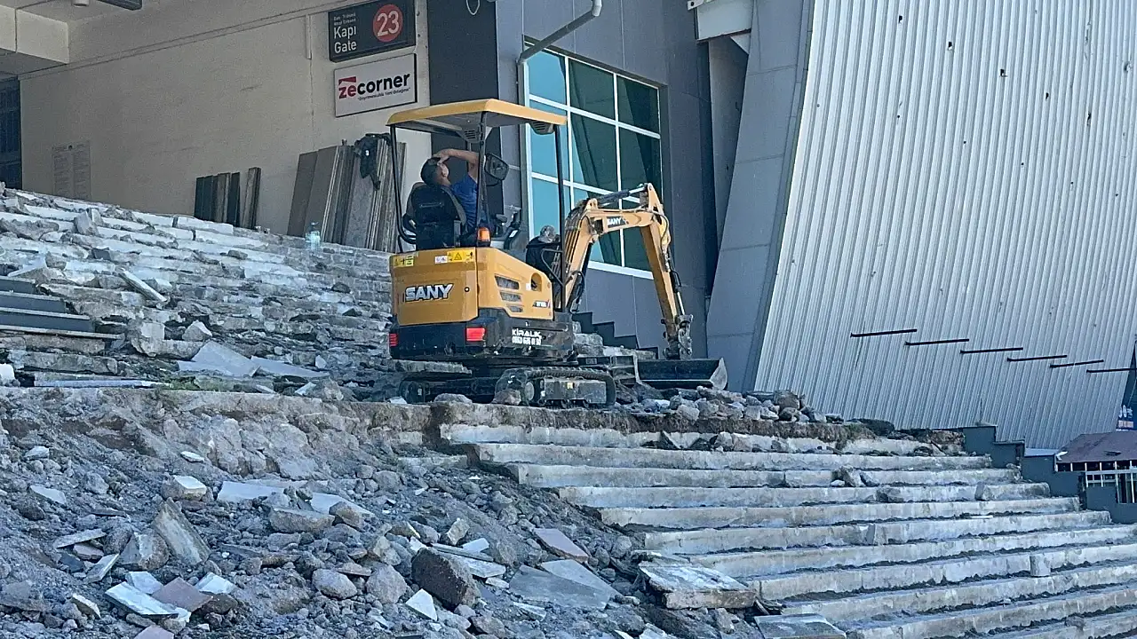 Kadir Has Stadyumu'nda önce tabela söküldü, şimdi ise tadilat başladı