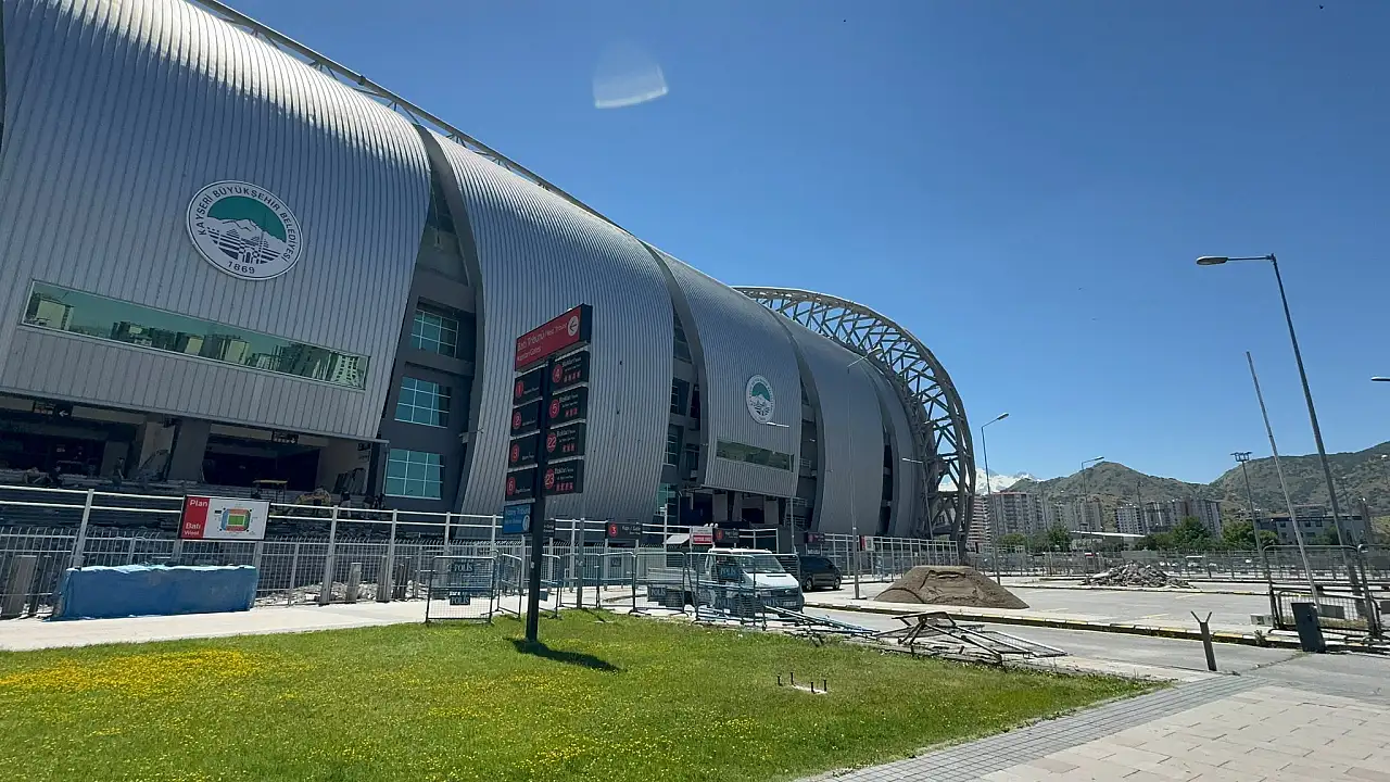 Kadir Has Stadyumu'nda önce tabela söküldü, şimdi ise tadilat başladı