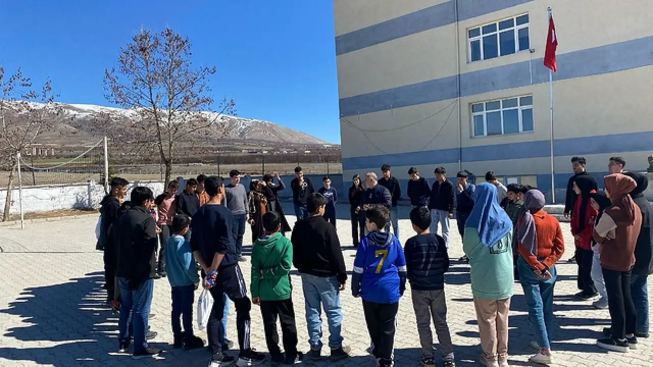 Kayseri'de okul kaydı tartışma çıkardı! Kayıt yaptıran öğrencilere bisiklet ve akıllı bileklik