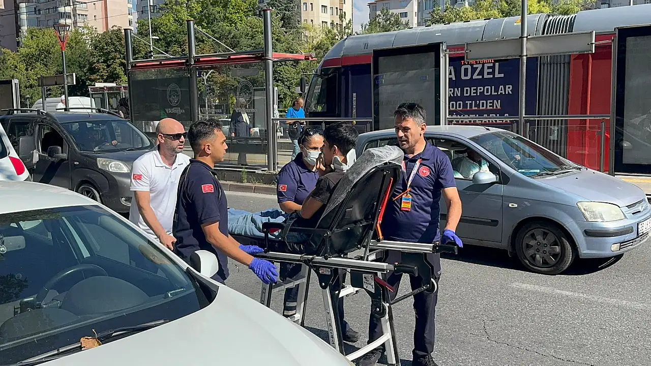 Kayseri'de tramvay durağı yanında kaza! Motosiklet yayaya çarptı