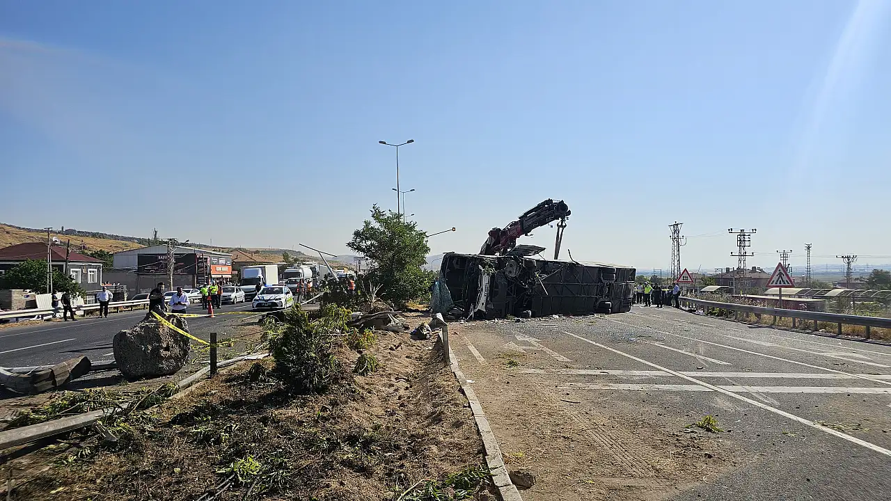 Kayseri'de feci kaza! Yolcu otobüsü yan yattı, ekipler bölgeye akın etti