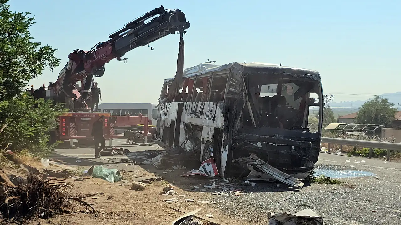Kayseri'deki feci kazanın ardından yol yeniden açıldı! Devrilen otobüs kaldırıldı