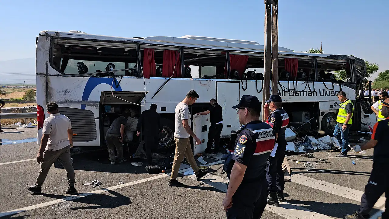 Kayseri'deki feci kazanın ardından yol yeniden açıldı! Devrilen otobüs kaldırıldı