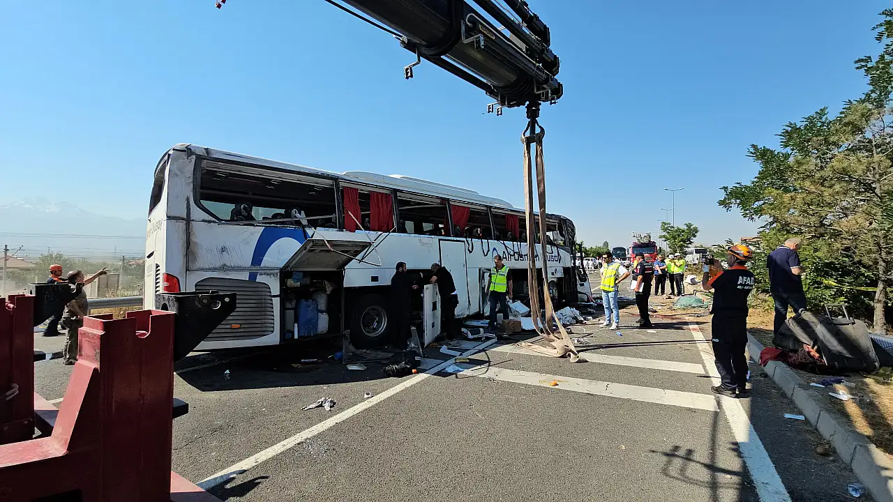 Kayseri'deki feci kazanın ardından yol yeniden açıldı! Devrilen otobüs kaldırıldı