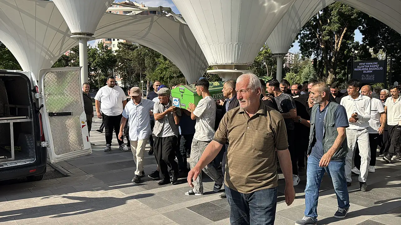 6 bıçak darbesiyle öldürülen şahıs toprağa verildi